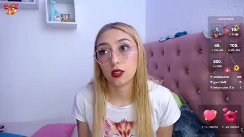 Snapshot of bonny_clyde_xx_ chatting on November 15, 4:43 am Soffy Brooks Independent model online show from November 15, 4:43 am