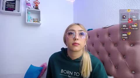 Snapshot of bonny_clyde_xx_ chatting on November 16, 4:29 am Soffy Brooks Independent model online show from November 16, 4:29 am