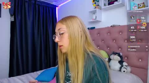 Snapshot of bonny_clyde_xx_ chatting on November 20, 5:40 am Soffy Brooks Independent model online show from November 20, 5:40 am