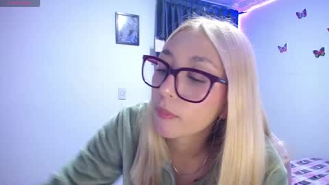 Soffy Brooks Independent model online show from April 18, 4:49 am