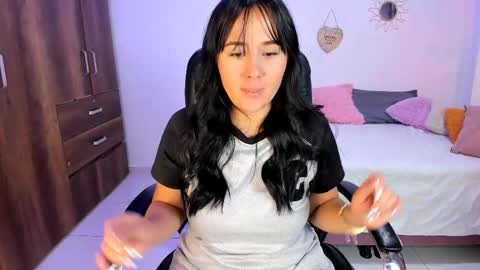 Snapshot of bonny_greylm chatting on December 19, 5:53 pm sofia online show from December 19, 5:53 pm