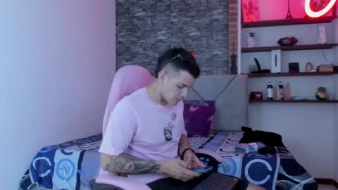 booyhott_ online show from January 7, 7:27 pm