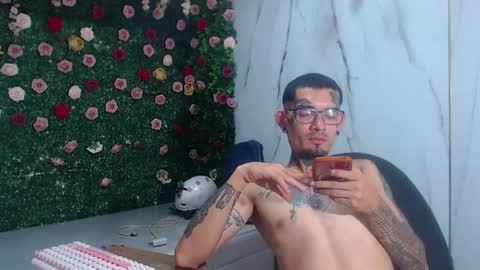 boy_tatto777 online show from April 29, 4:44 pm