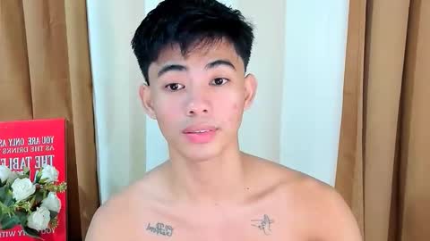Snapshot of boynextdoor4ux chatting on November 27, 6:10 pm HI IM JAMES DONT FORGET GIVE ME THUMBS UP AND JOIN TO MY FANCLUB online show from November 27, 6:10 pm