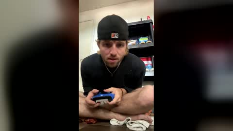 braden_thompson2012 online show from April 27, 10:08 pm