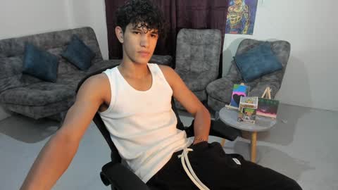 Snapshot of brandonstonexl chatting on December 17, 4:01 am Brandon Stone online show from December 17, 4:01 am