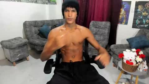 Snapshot of brandonstonexl chatting on March 10, 10:24 pm Brandon Stone online show from March 10, 10:24 pm