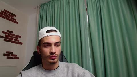 Snapshot of brandontatex chatting on December 10, 1:33 pm BrandonTateX online show from December 10, 1:33 pm