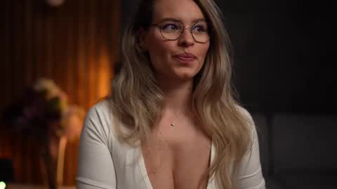 Snapshot of brandywhite chatting on March 3, 4:25 am Alex online show from March 3, 4:25 am