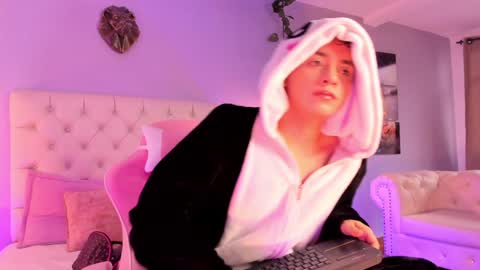 Snapshot of brann_tadzio chatting on December 23, 1:13 pm online show from December 23, 1:13 pm