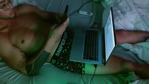 Snapshot of breadcrumbsss chatting on December 18, 12:49 am Breadcrumbsss online show from December 18, 12:49 am