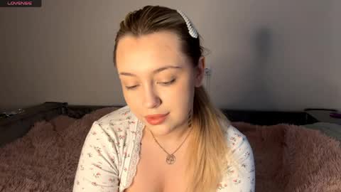 Snapshot of brendelle chatting on April 12, 7:24 am Mia online show from April 12, 7:24 am
