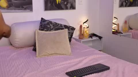 Briana Giil online show from November 28, 8:00 pm