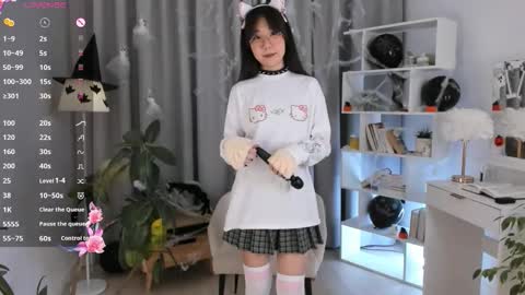 Snapshot of bridgetbottrell chatting on October 31, 1:17 am Hanna online show from October 31, 1:17 am