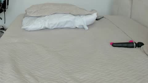 Snapshot of bridgetrodriguez chatting on January 18, 8:19 pm online show from January 18, 8:19 pm