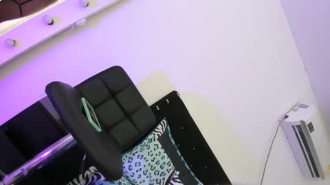 Snapshot of britannyxhorny chatting on December 17, 7:47 am britannyxhorny online show from December 17, 7:47 am