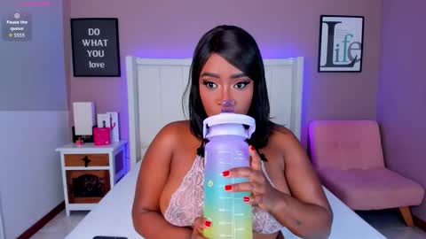 Snapshot of britanymooree chatting on November 13, 8:19 pm Britany online show from November 13, 8:19 pm