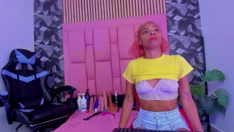 Snapshot of brithanyslim chatting on December 1, 12:43 pm brithanyslim online show from December 1, 12:43 pm