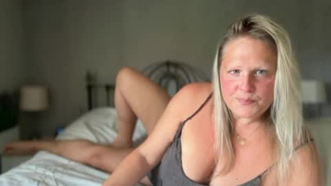 Snapshot of british_bella chatting on August 3, 12:43 pm British Bella online show from August 3, 12:43 pm