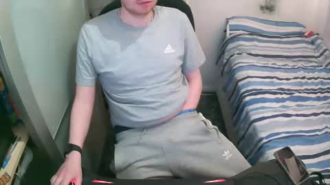 Snapshot of britishtom93 chatting on November 14, 1:04 am British Tom online show from November 14, 1:04 am