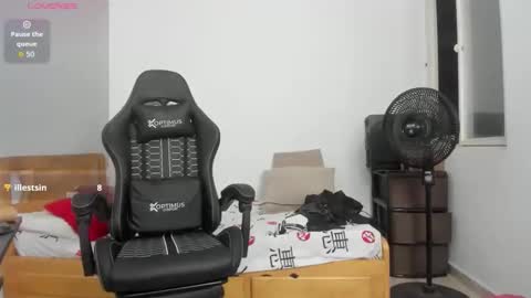 Snapshot of britney_beg1 chatting on October 24, 4:42 am Britney online show from October 24, 4:42 am