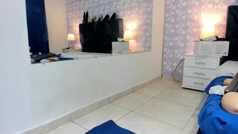 Snapshot of britneysweet_ chatting on February 13, 10:43 pm BritneySweet online show from February 13, 10:43 pm