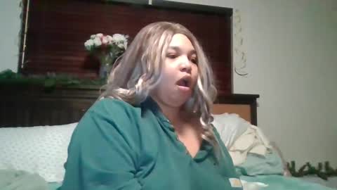 Snapshot of brownsugar0910 chatting on December 25, 12:27 am EtherealLilac online show from December 25, 12:27 am