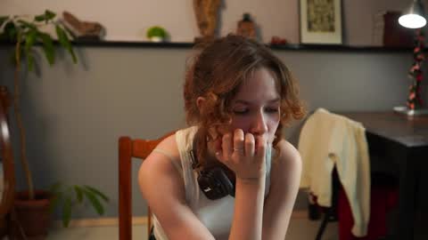 Tess online show from April 28, 3:17 pm