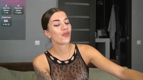 Snapshot of brunette_from_the_moon chatting on October 2, 7:43 pm Alice online show from October 2, 7:43 pm