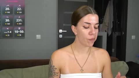 Snapshot of brunette_from_the_moon chatting on November 1, 9:28 pm Alice online show from November 1, 9:28 pm