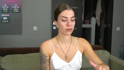 Snapshot of brunette_from_the_moon chatting on November 3, 8:32 pm Alice online show from November 3, 8:32 pm