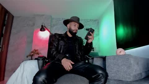 Snapshot of bruno_woods chatting on December 5, 12:36 pm Andres Suarez online show from December 5, 12:36 pm