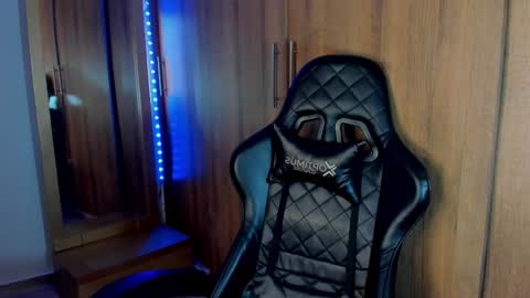 Snapshot of bryan_boy_ chatting on December 24, 6:39 pm bryan online show from December 24, 6:39 pm