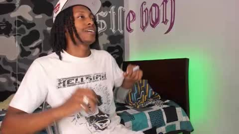 Snapshot of bryxxxon1 chatting on December 16, 10:59 pm Bryxon online show from December 16, 10:59 pm