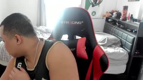 Snapshot of buffsexyman24 chatting on February 20, 5:51 pm buffsexyman24 online show from February 20, 5:51 pm