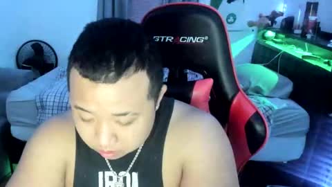 Snapshot of buffsexyman24 chatting on March 4, 11:22 pm buffsexyman24 online show from March 4, 11:22 pm