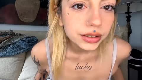 Snapshot of bunnyaliengirl_ chatting on January 19, 6:21 pm Bunnyaliengirl online show from January 19, 6:21 pm