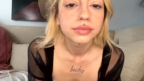 Snapshot of bunnyaliengirl_ chatting on February 3, 10:21 pm Bunnyaliengirl online show from February 3, 10:21 pm