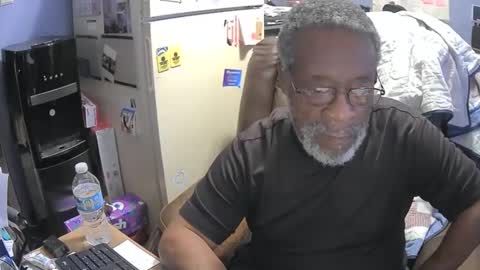 Snapshot of bushhunter23 chatting on January 9, 1:29 am bushhunter23 online show from January 9, 1:29 am