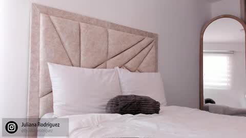 Snapshot of by_juliana chatting on September 18, 8:22 pm online show from September 18, 8:22 pm