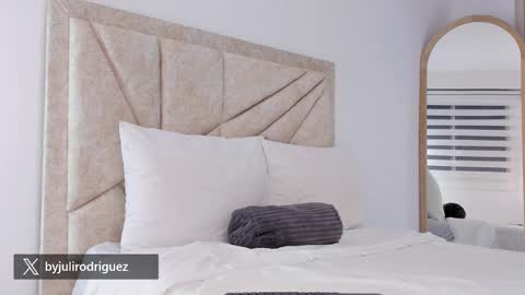 Snapshot of by_juliana chatting on January 18, 3:32 am online show from January 18, 3:32 am