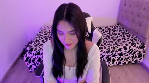 Snapshot of caelisse_cb chatting on November 4, 1:10 pm caelisse_cb online show from November 4, 1:10 pm