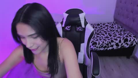 Snapshot of caelisse_cb chatting on December 2, 2:23 pm caelisse_cb online show from December 2, 2:23 pm