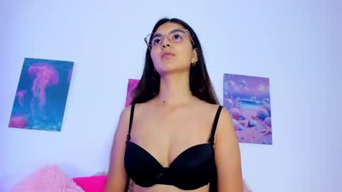 Snapshot of cailin_dione chatting on April 18, 3:21 am cailin_dione online show from April 18, 3:21 am