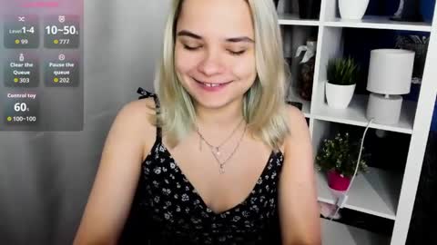 Snapshot of caitlin_crazy chatting on July 23, 10:24 am Gina online show from July 23, 10:24 am