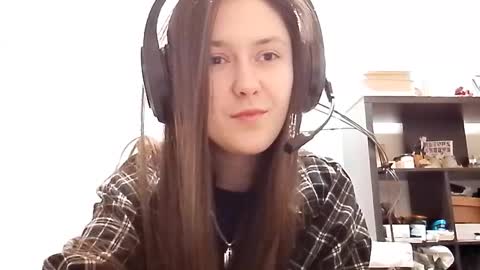 Snapshot of caitlynvuono chatting on December 15, 1:37 pm Sara online show from December 15, 1:37 pm