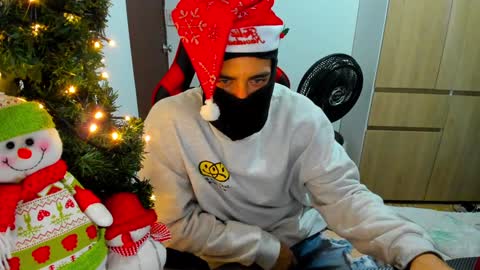 Snapshot of calihotcaliente27 chatting on December 22, 2:17 am calihotcaliente27 online show from December 22, 2:17 am