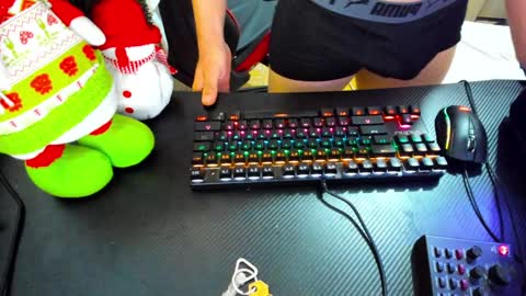 Snapshot of calihotcaliente27 chatting on December 25, 9:33 pm calihotcaliente27 online show from December 25, 9:33 pm