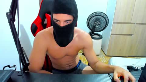 Snapshot of calihotcaliente27 chatting on February 5, 1:33 pm calihotcaliente27 online show from February 5, 1:33 pm