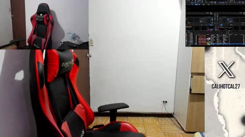 Snapshot of calihotcaliente27 chatting on November 11, 10:04 am calihotcaliente27 online show from November 11, 10:04 am